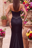 Vestido largo de fiesta negro de satén con corsé de cuentas, corte sirena y abertura lateral