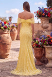 Vestido largo de fiesta amarillo con lentejuelas, corte sirena, hombros descubiertos y abertura
