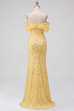 Vestido largo de fiesta amarillo con lentejuelas, corte sirena, hombros descubiertos y abertura