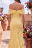 Vestido largo de fiesta amarillo con lentejuelas, corte sirena, hombros descubiertos y abertura