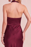 Vestido midi de invitada de boda de satén burdeos con escote drapeado y detalles de encaje