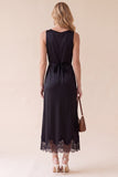 Vestido midi negro de satén para invitada de boda con escote redondo y encaje