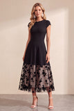 Vestido de invitada de boda midi negro de tul floral con escote redondo y corte en A