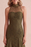 Vestido de invitada de boda de encaje verde oliva corte sirena con cuello alto y volantes