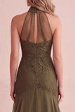 Vestido de invitada de boda de encaje verde oliva corte sirena con cuello alto y volantes