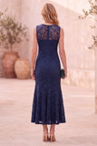 Vestido de invitada de boda midi azul oscuro de encaje corte sirena con escote redondo y volantes