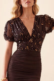 Vestido formal largo marrón de gasa con manga corta corte sirena y escote en V