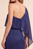 Vestido formal de funda azul oscuro de un hombro largo con abertura