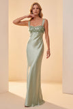 Vestido formal largo de satén verde claro con cuello cuadrado y lentejuelas