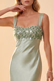 Vestido formal largo de satén verde claro con cuello cuadrado y lentejuelas
