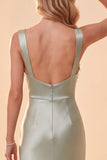 Vestido formal largo de satén verde claro con cuello cuadrado y lentejuelas