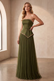 Vestido formal largo de satén plisado sin tirantes en línea oliva con cuentas