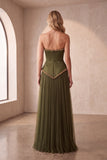Vestido formal largo de satén plisado sin tirantes en línea oliva con cuentas