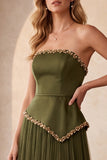 Vestido formal largo de satén plisado sin tirantes en línea oliva con cuentas
