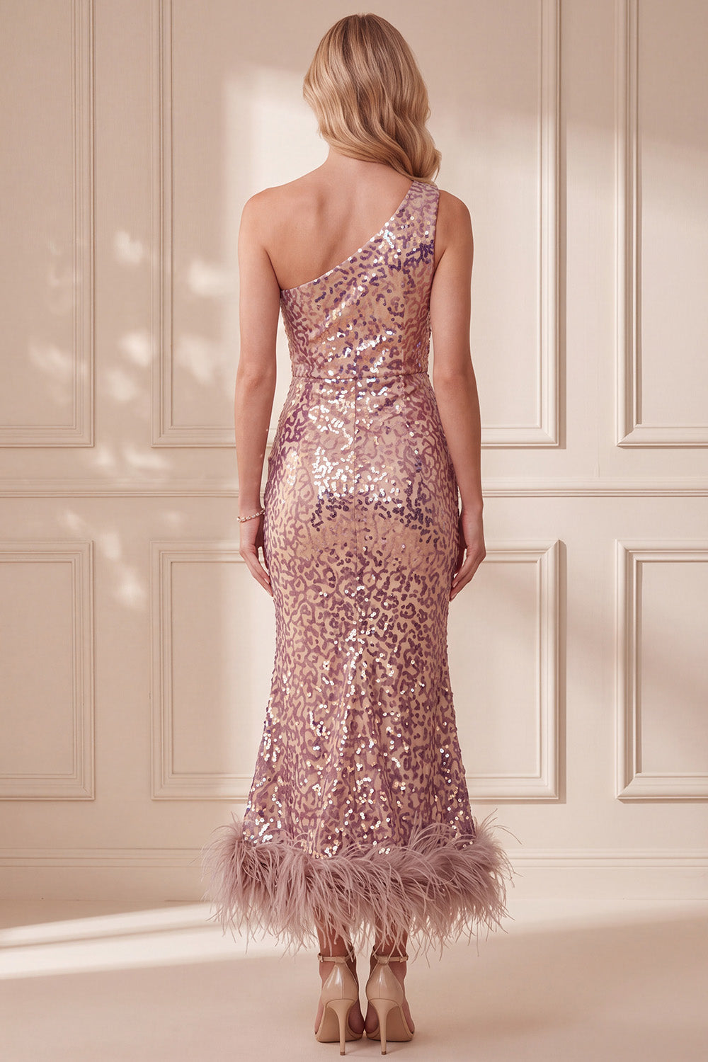 Vestido formal midi de sirena malva con lentejuelas de un hombro y plumas