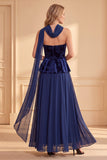 Vestido formal largo de terciopelo azul oscuro sin tirantes con estampado de gasa