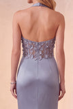 Vestido formal largo de satén arrugado azul polvoriento con funda y flor 3D