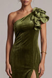 Vestido formal largo de un hombro con volantes y funda de terciopelo oliva