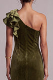 Vestido formal largo de un hombro con volantes y funda de terciopelo oliva
