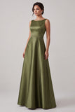 Vestido largo de satén para madre de la novia en color verde oliva con escote barco corte en A y cuentas