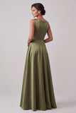 Vestido largo de satén para madre de la novia en color verde oliva con escote barco corte en A y cuentas