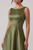 Vestido largo de satén para madre de la novia en color verde oliva con escote barco corte en A y cuentas