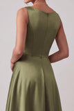 Vestido largo de satén para madre de la novia en color verde oliva con escote barco corte en A y cuentas