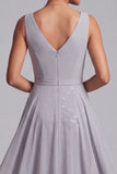 Vestido midi de gasa gris claro con lentejuelas para madre de la novia