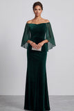 Vestido formal largo de terciopelo verde oscuro con pedrería corte sirena y mangas acampanadas