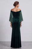Vestido formal largo de terciopelo verde oscuro con pedrería corte sirena y mangas acampanadas