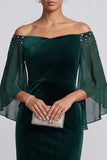 Vestido formal largo de terciopelo verde oscuro con pedrería corte sirena y mangas acampanadas