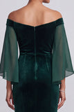Vestido formal largo de terciopelo verde oscuro con pedrería corte sirena y mangas acampanadas
