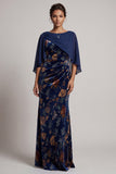 Vestido formal largo de terciopelo azul oscuro con escote barco fruncido y capa de gasa