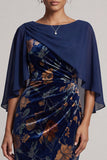 Vestido formal largo de terciopelo azul oscuro con escote barco fruncido y capa de gasa