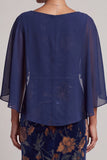 Vestido formal largo de terciopelo azul oscuro con escote barco fruncido y capa de gasa