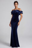 Vestido formal largo de terciopelo azul marino con corte sirena y volantes