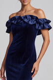 Vestido formal largo de terciopelo azul marino con corte sirena y volantes