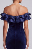 Vestido formal largo de terciopelo azul marino con corte sirena y volantes