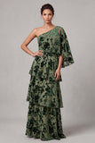 Vestido largo de terciopelo verde salvia empolvado para madre de la novia con un hombro y capa