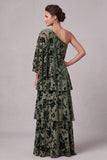 Vestido largo de terciopelo verde salvia empolvado para madre de la novia con un hombro y capa