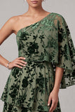 Vestido largo de terciopelo verde salvia empolvado para madre de la novia con un hombro y capa
