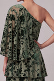 Vestido largo de terciopelo verde salvia empolvado para madre de la novia con un hombro y capa