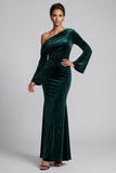 Vestido formal largo de terciopelo verde oscuro de un solo hombro con corte sirena y mangas acampanadas