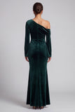 Vestido formal largo de terciopelo verde oscuro de un solo hombro con corte sirena y mangas acampanadas