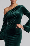 Vestido formal largo de terciopelo verde oscuro de un solo hombro con corte sirena y mangas acampanadas