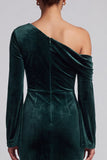 Vestido formal largo de terciopelo verde oscuro de un solo hombro con corte sirena y mangas acampanadas