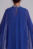 Vestido de madre de la novia azul oscuro con capa de gasa, cuello alto y cuentas