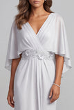 Vestido de madre de la novia gris claro de gasa con mangas, escote en V y apliques