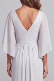 Vestido de madre de la novia gris claro de gasa con mangas, escote en V y apliques