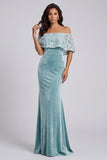 Vestido formal largo de terciopelo azul claro con hombros descubiertos y aplique de encaje
